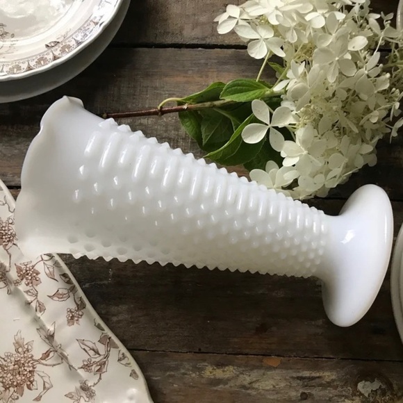 Large Hobnob Milk Glass Bouquet Vase - Picture 1 of 15